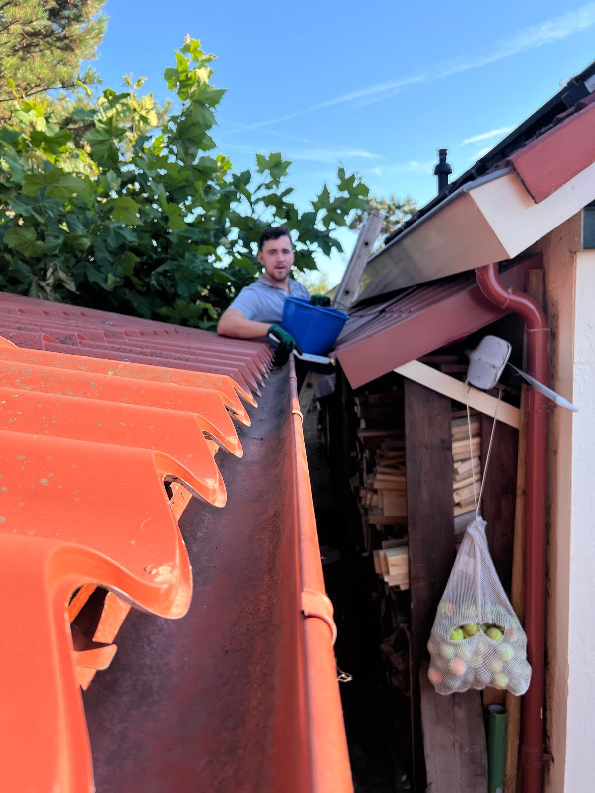 Specialist aan het werk, dakgootreiniging