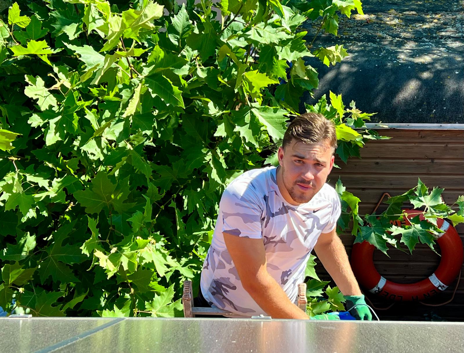 Specialist veilig op ladder voor dakgootonderhoud